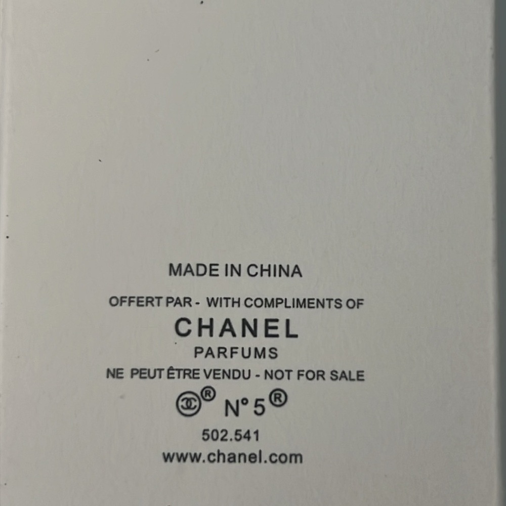 Chanel No.5 Novelty Keyring Holiday Limited Edition - Picture 4 of 10